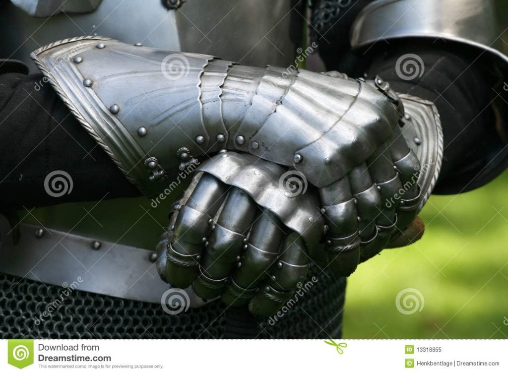gants-d-un-chevalier-dans-l-armure-13318855